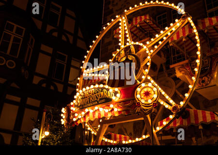 Vintage rad Karussell auf dem Hauptplatz beim Weihnachtsmarkt in Marburg, Deutschland. Stockfoto