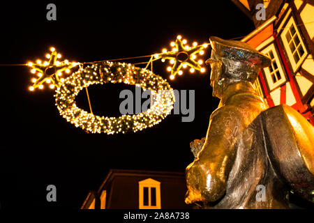 Denkmal "Briefträger/Dienstmann Christian Werner' während der Weihnachtsmarkt in Marburg, Deutschland. Stockfoto