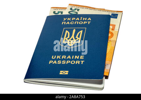 Ukrainischen Reisepass mit Geld innen auf einem weißen Hintergrund Menschen gehen in anderen Ländern Ukraine, Kiew 08.11.2019 zu arbeiten Stockfoto