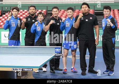 November 7, 2019, Tokyo, Japan: (L, R) Japanisches Tischtennis Spieler Maharu Yoshimura, Koki Niwa und Tomokazu Harimoto bedeuten für die Kameras mit rugby spieler Shota Horie, kenki Fukuoka und Keita Inagaki nach dem Gewinn der Herren Teams im Viertelfinale gegen Deutschland bei der International Table Tennis Federation (ITTF) Team Wm Tokio 2019 an der Tokyo Metropolitan Gymnasium. Japan besiegt Deutschland 3-1. (Bild: © Rodrigo Reyes Marin/ZUMA Draht) Stockfoto