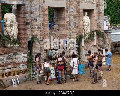 MERIDA. Spanien. September 27, 2014: Person, gekleidet in der gladiator kostüm Im ersten Jahrhundert liegt im historischen Reenactment beteiligt. Emerita Ludic Stockfoto