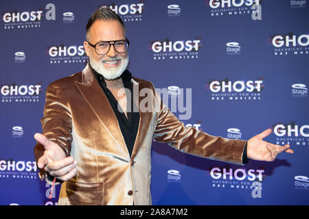 Stuttgart, Deutschland. 07 Nov, 2019. Froonk Matthee kommt zur Premiere des Musicals "Ghost". Credit: Tom Weller/dpa/Alamy leben Nachrichten Stockfoto