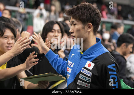 Tokio, Japan. 7 Nov, 2019. Maharu Yoshimura Japan grüßt Fans nach dem Gewinn der Herren Teams im Viertelfinale gegen Deutschland bei der International Table Tennis Federation (ITTF) Team Wm Tokio 2019 an der Tokyo Metropolitan Gymnasium. Japan besiegt Deutschland 3-1. Credit: Rodrigo Reyes Marin/ZUMA Draht/Alamy leben Nachrichten Stockfoto