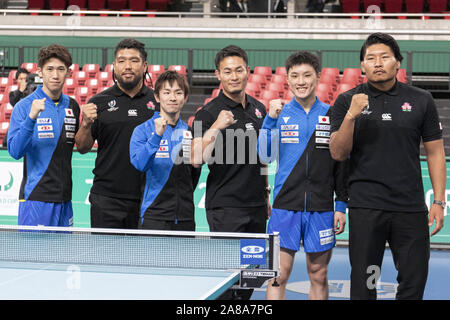 November 7, 2019, Tokyo, Japan: (L, R) Japanisches Tischtennis Spieler Maharu Yoshimura, Koki Niwa und Tomokazu Harimoto bedeuten für die Kameras mit rugby spieler Shota Horie, kenki Fukuoka und Keita Inagaki nach dem Gewinn der Herren Teams im Viertelfinale gegen Deutschland bei der International Table Tennis Federation (ITTF) Team Wm Tokio 2019 an der Tokyo Metropolitan Gymnasium. Japan besiegt Deutschland 3-1. (Bild: © Rodrigo Reyes Marin/ZUMA Draht) Stockfoto