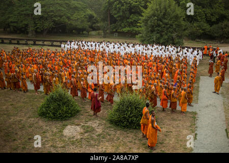 Eine große Gruppe von buddhistischen Mönchen und Nonnen während der Feier der Visak Bochea am Tempel Angkor Wat, Siem Reap, Kambodscha. Stockfoto