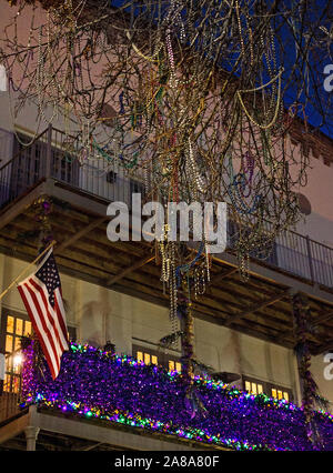 Ein Balkon ist für Mardi Gras und Perlen dekoriert hängen von einer Eiche, 14. Januar 2017, auf Dauphin Street in der Innenstadt von Mobile, Alabama. Stockfoto