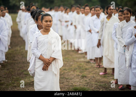 Große Gruppe von buddhistischen Nonnen während der Feier der Visak Bochea am Tempel Angkor Wat, Siem Reap, Kambodscha. Stockfoto