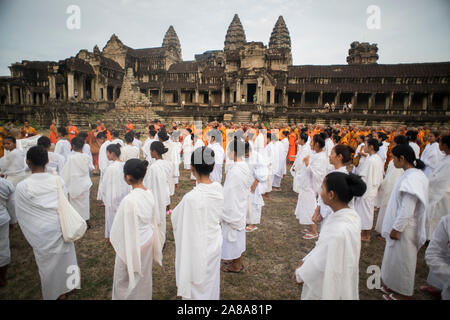 Eine große Gruppe von buddhistischen Mönchen und Nonnen während der Feier der Visak Bochea am Tempel Angkor Wat, Siem Reap, Kambodscha. Stockfoto