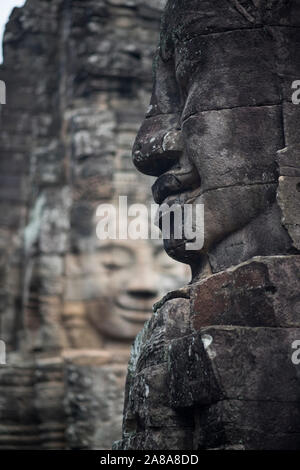 Stein Buddha Köpfe in der Bayon, Angkor Thom Tempel in Angkor Wat, Siem Reap, Kambodscha. Stockfoto