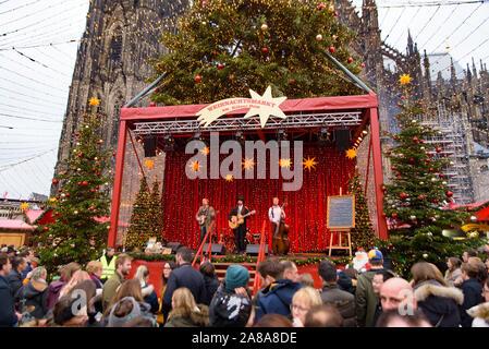 2018 Köln Weihnachtsmarkt mit dem Kölner Dom im Hintergrund in Deutschland Stockfoto