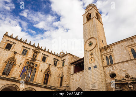 Sponzapalast und Glockenturm in der Altstadt von Dubrovnik, die dalmatinische Küste, Kroatien Stockfoto