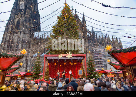 2018 Köln Weihnachtsmarkt mit dem Kölner Dom im Hintergrund in Deutschland Stockfoto