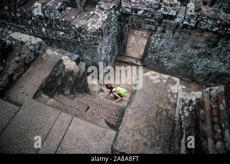 Eine weibliche touristische Bilder bei Bayon, ankor Thom Tempel, Angkor Wat, Siem Reap, Kambodscha. Stockfoto