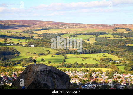 Menschen klettern die Kuh und das Kalb Felsen auf Ilkley Moor Stockfoto