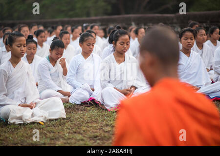 Eine große Gruppe von buddhistischen Mönchen und Nonnen während der Feier der Visak Bochea am Tempel Angkor Wat, Siem Reap, Kambodscha. Stockfoto