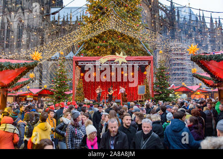 2018 Köln Weihnachtsmarkt mit dem Kölner Dom im Hintergrund in Deutschland Stockfoto
