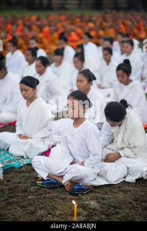 Eine große Gruppe von buddhistischen Mönchen und Nonnen während der Feier der Visak Bochea am Tempel Angkor Wat, Siem Reap, Kambodscha. Stockfoto