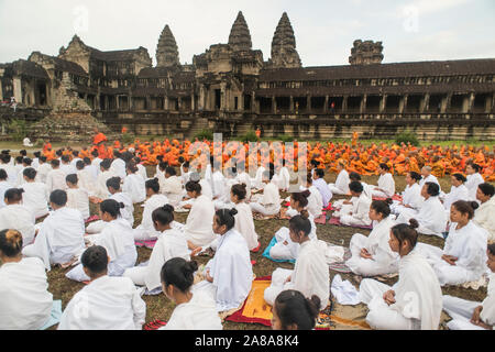 Eine große Gruppe von buddhistischen Mönchen und Nonnen während der Feier der Visak Bochea am Tempel Angkor Wat, Siem Reap, Kambodscha. Stockfoto