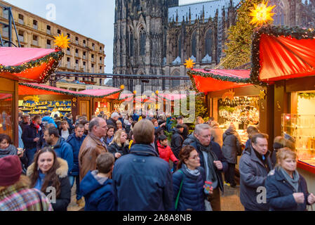 2018 Köln Weihnachtsmarkt mit dem Kölner Dom im Hintergrund in Deutschland Stockfoto