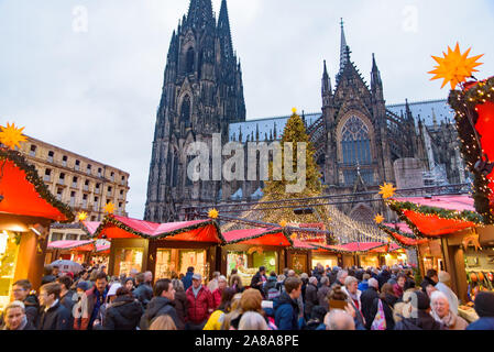 2018 Köln Weihnachtsmarkt mit dem Kölner Dom im Hintergrund in Deutschland Stockfoto