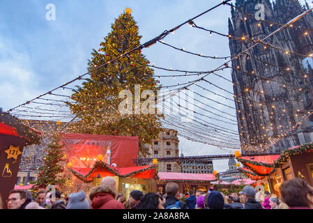 2018 Köln Weihnachtsmarkt mit dem Kölner Dom im Hintergrund in Deutschland Stockfoto