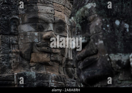 Stein Buddha Köpfe in der Bayon, Angkor Thom Tempel in Angkor Wat, Siem Reap, Kambodscha. Stockfoto