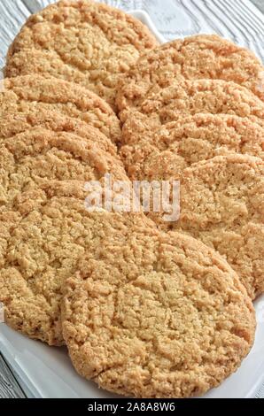 Süßes Dessert. Runde oat Cookies auf einer weißen Platte. Stockfoto