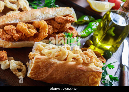 Close-up-Sandwiches mit calamari Ringe, Bocadillos De Calamares, frische Brötchen mit squid Ringe, in Mehl und in Br beschichtet wurden gefüllt Stockfoto