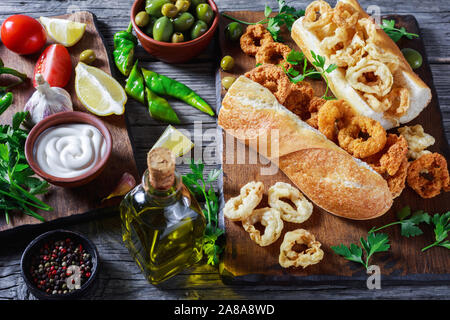 Bocadillo De Calamares, frische Brötchen gefüllt mit squid Ringe, in Mehl und in Semmelbröseln und tiefen beschichtet wurden, gebraten in Olivenöl, spanis Stockfoto