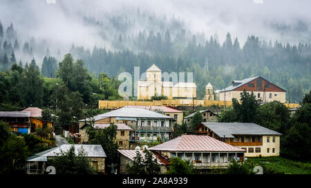 Blick auf die St. Nikolaus Kirche in Mestia Stockfoto