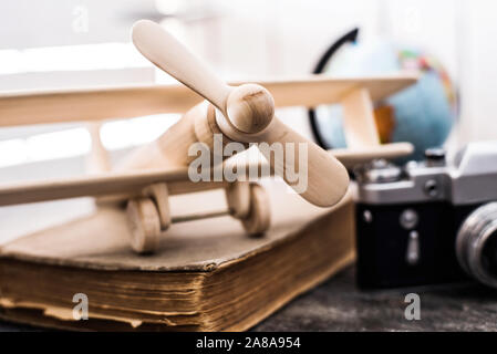 Schöne handgemachte Holzspielzeug-Ebene Stockfoto