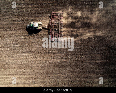 Traktor-Pflügen-Feld Stockfoto