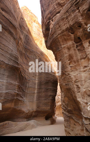 Weg durch den Siq, der engen Schlucht Passage, die Sie zu Fuß entlang Petra, Jordanien zu erreichen. Stockfoto