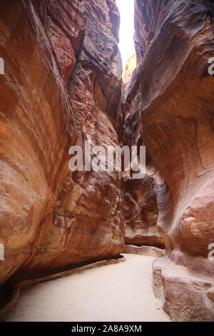 Weg durch den Siq, der engen Schlucht Passage, die Sie zu Fuß entlang Petra, Jordanien zu erreichen. Stockfoto