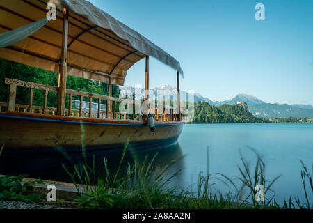 Blick auf einer schönen, typisch Boot von Bled genannt "Pletna", die Ausflüge auf die Insel macht. Lange Belichtungszeit fotografische Technik. Stockfoto