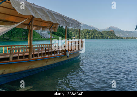 Bled, Slowenien - Juni 7, 2019: Blick auf einer schönen, typisch Boot von Bled genannt "Pletna", die Ausflüge auf die Insel macht. Stockfoto