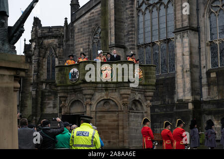 Edinburgh, Schottland, 7. Nov 2019. Der Herr Lyon, der verantwortlich für die Schottische Heraldik, die eine königliche Proklamation auf der Mercat Cross an Edinburghs Royal Mile erklärte, das Parlament aufgelöst wurde. Credit: Richard Gass/Alamy leben Nachrichten Stockfoto