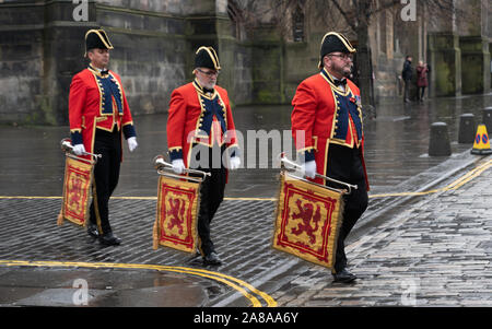 Edinburgh, Schottland, 7. Nov 2019. Der Herr Lyon, der verantwortlich für die Schottische Heraldik, die eine königliche Proklamation auf der Mercat Cross an Edinburghs Royal Mile erklärte, das Parlament aufgelöst wurde. Credit: Richard Gass/Alamy leben Nachrichten Stockfoto