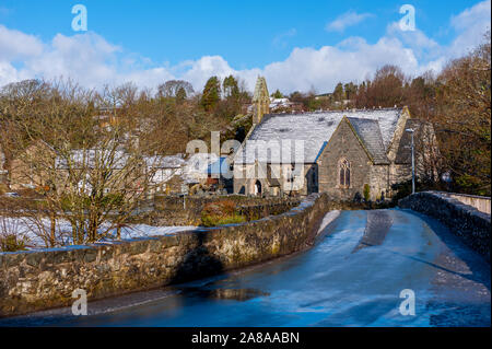 Die Brücke über den Fluss Afon Dwyfor Llanystumdwy, Gwynedd, im Schnee. Stockfoto