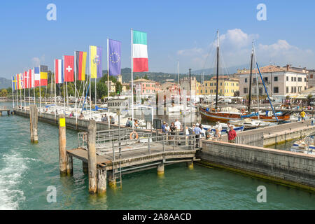 BARDOLINO, Gardasee, Italien - September 2018: Fähre auf der Hafenmauer in Bardolino am Gardasee. Stockfoto