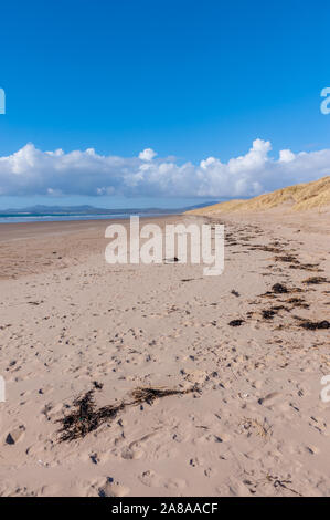 Der Strand bei Harlech North Wales mit der Llyn Halbinsel in der Ferne Stockfoto