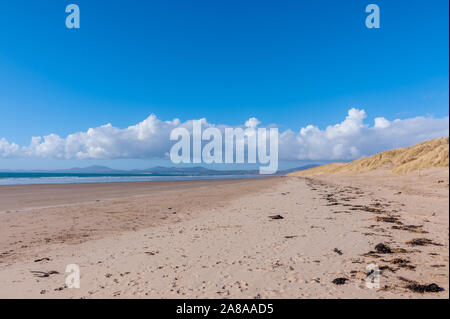 Der Strand bei Harlech North Wales mit der Llyn Halbinsel in der Ferne Stockfoto