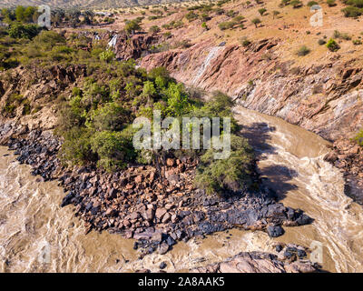 Antenne Landschaft Epupa Wasserfälle, Kunene im Norden Namibias und Süden Angolas Grenze. Schöne Landschaft, Afrika Wüste Stockfoto