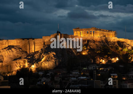 Die berühmte Parthenon in Athen Akropolis in Athen Griechenland, während ein bewölkter Sonnenuntergang. Stockfoto