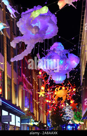 London, Großbritannien. 7 Nov, 2019. Unterwasseraufnahmen aus Recyclingmaterial Carnaby Street in London leuchten wie die Weihnachtsbeleuchtung eingeschaltet sind. In Zusammenarbeit mit Project Zero Sie die Bereiche der Ozeane, die es am meisten brauchen Erhaltung markieren. Quelle: Paul Brown/Alamy leben Nachrichten Stockfoto