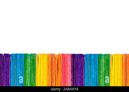Zusammenfassung Hintergrund, eine einfache Zaun Grenze von Eis/Popsicle Sticks in einem Muster ausgerichtet, eine einzelne Zeile isoliert auf weißem Stockfoto