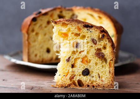 Panettone (italienischer Weihnachtskuchen), in Scheiben geschnitten Stockfoto