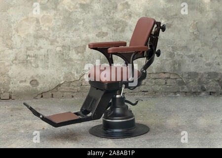 Antik Schwarz Zahnarzt Ledersessel mit Kopfstütze. Stockfoto