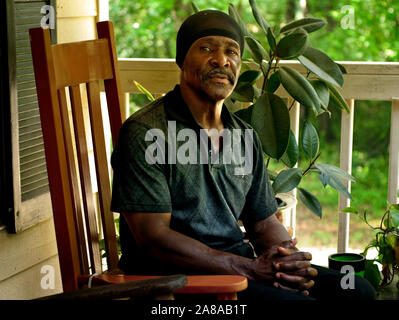 Johnny Holley Jr. entspannt auf seiner Veranda in Tuscaloosa, Alabama, 8. Mai 2009. Holley, 63, wurde aus dem Gefängnis im April veröffentlicht. Stockfoto