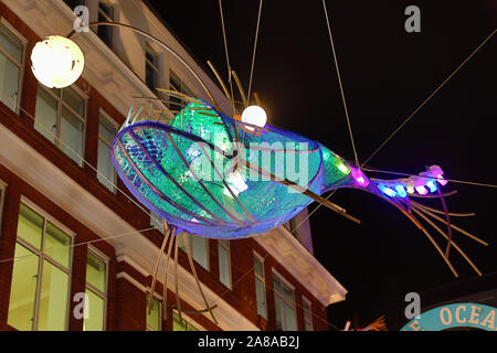 London, Großbritannien. 7 Nov, 2019. Unterwasseraufnahmen aus Recyclingmaterial Carnaby Street in London leuchten wie die Weihnachtsbeleuchtung eingeschaltet sind. In Zusammenarbeit mit Project Zero Sie die Bereiche der Ozeane, die es am meisten brauchen Erhaltung markieren. Quelle: Paul Brown/Alamy leben Nachrichten Stockfoto